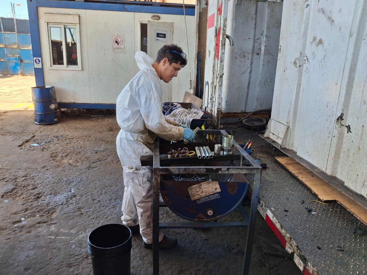 Técnico de ISVENTEC realizando reparación y mantenimiento oleohidráulico en terreno, como soporte técnico para minería en Antofagasta